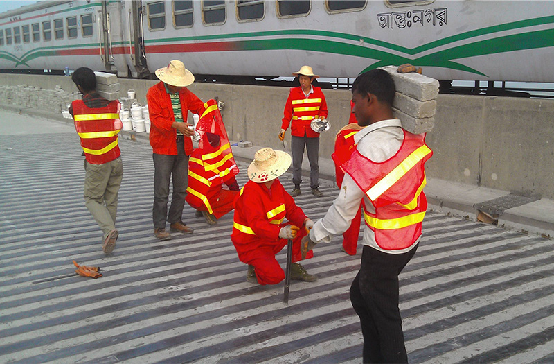 739158872749789.jpg 南亚某大桥加固(200GPa级高模量碳纤维板).jpg